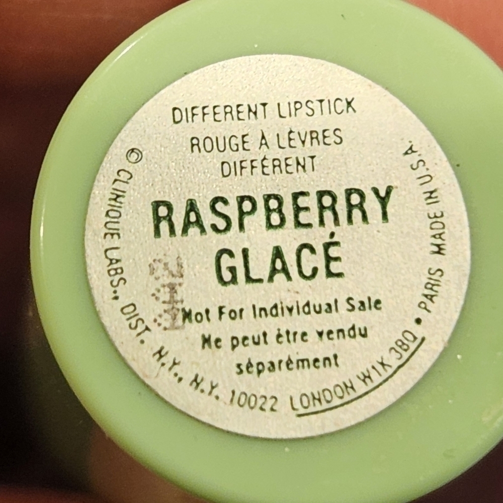 CLINIQUE Different Lipstick RASPBERRY GLACÉ - Picture 4 of 4